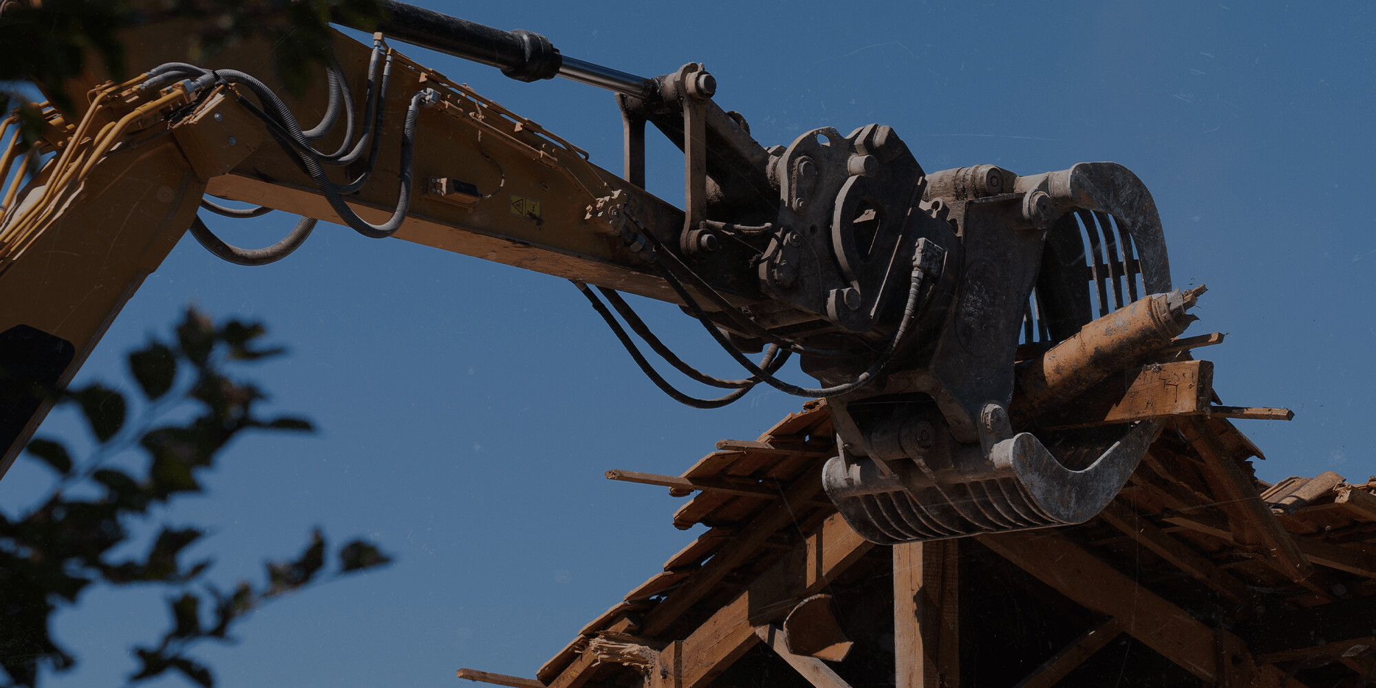 未来へつなぐ解体工事を。 確かな技術で安全・丁寧な工事を行っています。