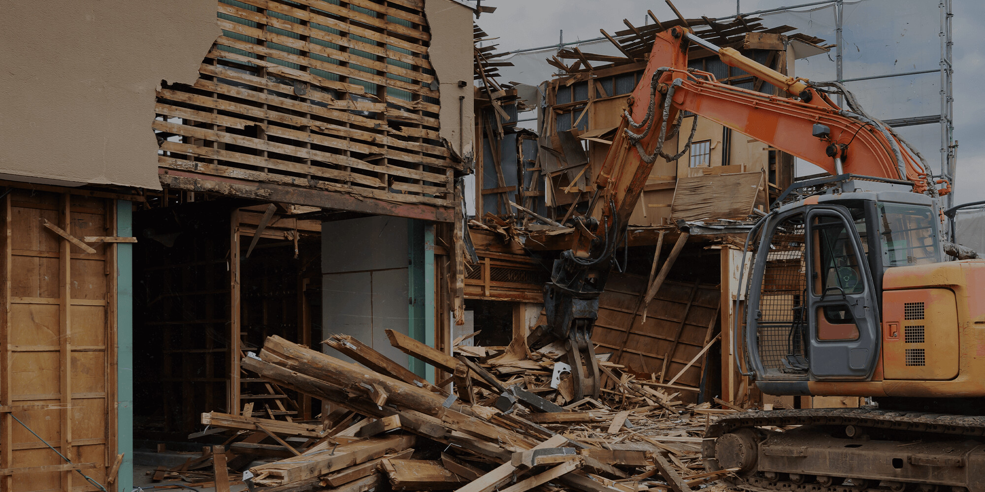 未来へつなぐ解体工事を。 確かな技術で安全・丁寧な工事を行っています。